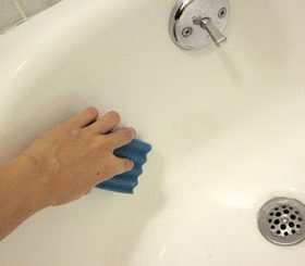 huong dan cach lam sach bon tam don gian va hieu qua nhat 2 280x245 1